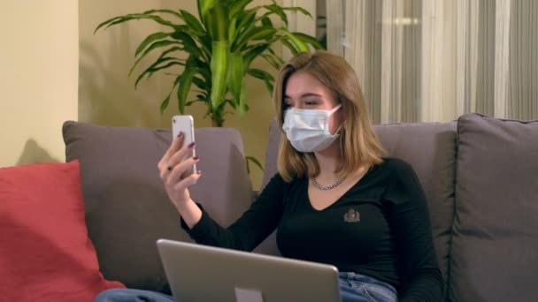 Mujer Turca Joven Con Una Máscara Facial Teniendo Una Videollamada — Vídeos de Stock