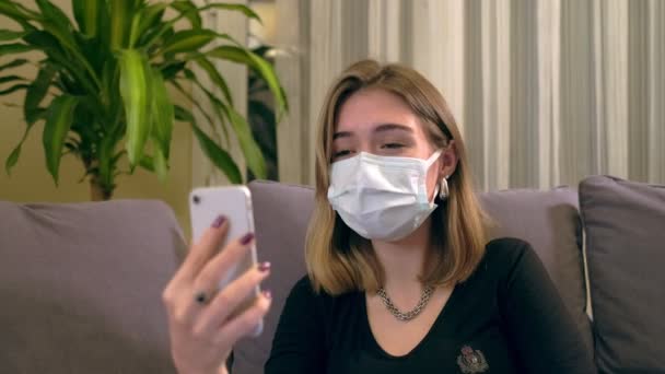 Mujer Turca Joven Con Una Máscara Facial Teniendo Una Videollamada — Vídeos de Stock
