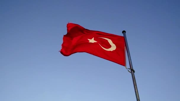 Close Shot Turkish Flag Slow Motion Blue Sky Background — Video Stock