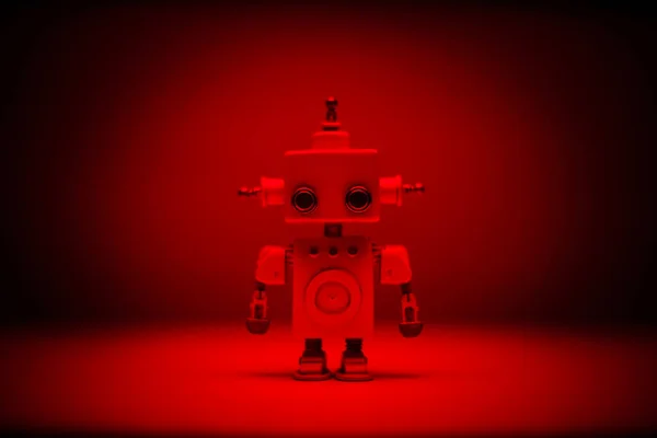 赤い光の下で手作りロボット — ストック写真