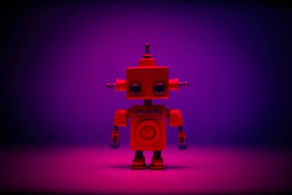 Handgefertigter Roboter Unter Farblicht — Stockfoto