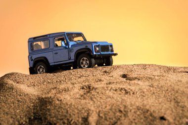 İzmir, Türkiye - 20 Nisan 2021: Kum üzerinde mavi renkli 4x4 SUV Car 'ın yakın çekimi