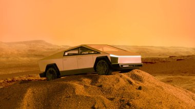İzmir, Türkiye - 20 Nisan 2021: Yakın çekim Tesla Siber Kamyon el yapımı model otomobil ve NASA 'dan alınan Mars arka planı