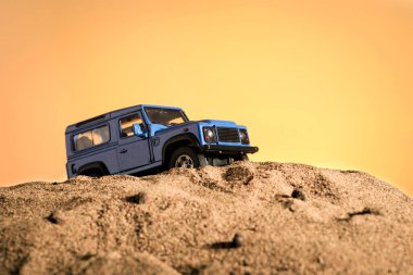 İzmir, Türkiye - 20 Nisan 2021: Kum üzerinde mavi renkli 4x4 SUV Car 'ın yakın çekimi