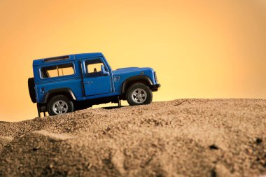 İzmir, Türkiye - 20 Nisan 2021: Kum üzerinde mavi renkli 4x4 SUV Car 'ın yakın çekimi