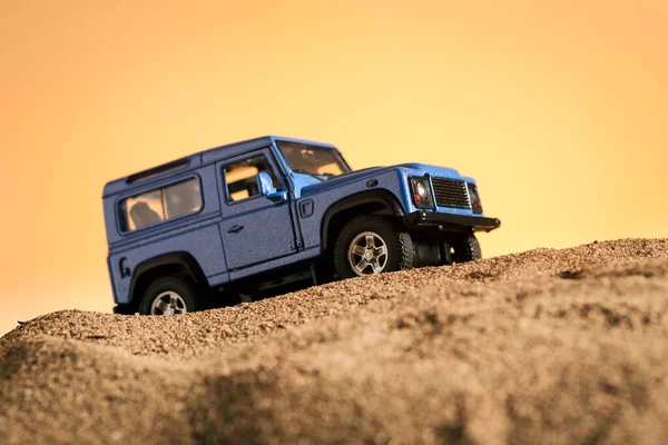 İzmir, Türkiye - 20 Nisan 2021: Kum üzerinde mavi renkli 4x4 SUV Car 'ın yakın çekimi