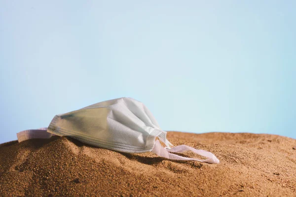 Medizinische Maske Auf Sand Und Blauem Himmel Geworfen — Stockfoto