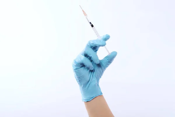 Mano Con Guante Sosteniendo Una Jeringa Sobre Fondo Blanco — Foto de Stock