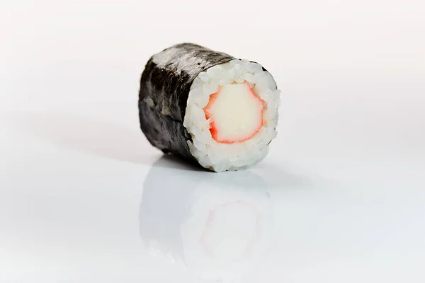 用蟹肉做寿司卷的特写 Kani Maki — 图库照片