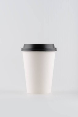 Kağıt beyaz arka planda kahve fincanı götür.