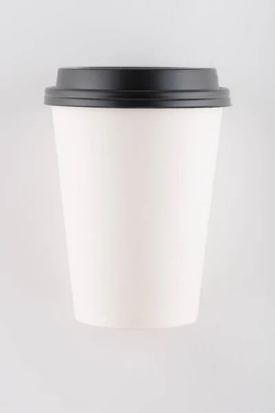 紙白い背景にコーヒーカップを奪う — ストック写真