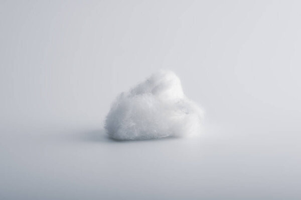 Кусок хлопка на белом фоне