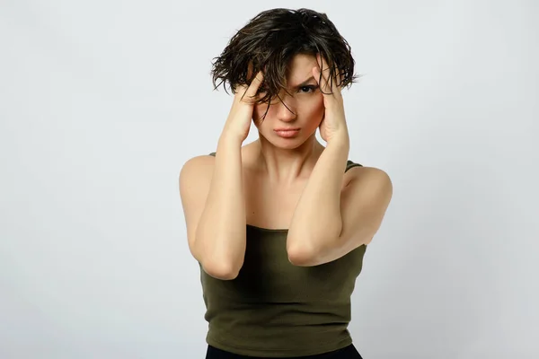 Retrato Uma Jovem Mulher Com Cabelo Curto Molhado Uma Emoção — Fotografia de Stock