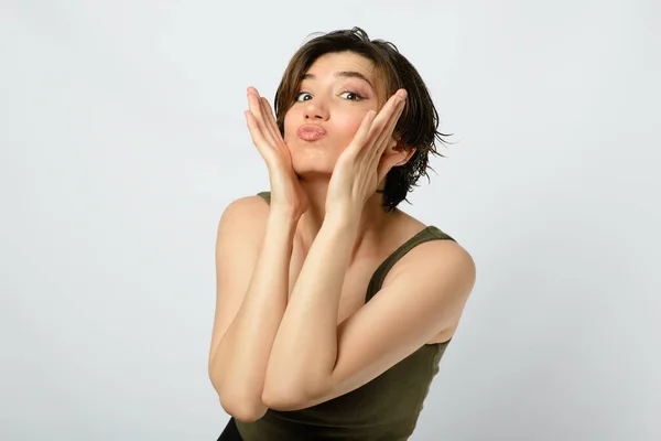 Retrato Uma Jovem Mulher Com Cabelo Curto Molhado Uma Emoção — Fotografia de Stock