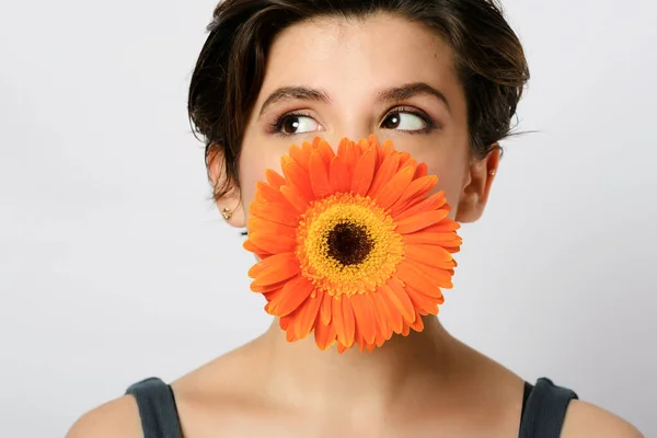 Portrét Mladé Turecké Ženy Let Oranžovou Gerbera Sedmikráskou Ústech — Stock fotografie