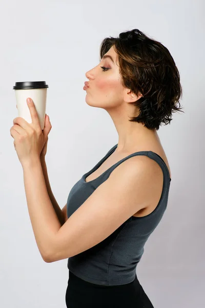 Retrato Una Mujer Con Una Taza Café Para Llevar Sobre — Foto de Stock