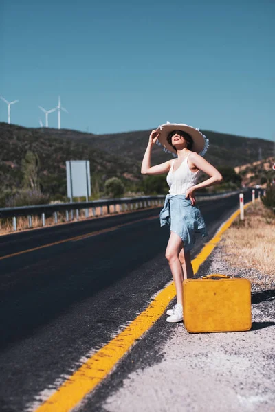 Età Anni Una Donna Con Cappello Paglia Pantaloncini Jeans Maglietta — Foto Stock