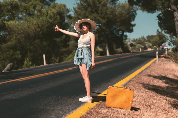 Años Una Mujer Con Sombrero Paja Pantalones Cortos Jean Camiseta —  Fotos de Stock