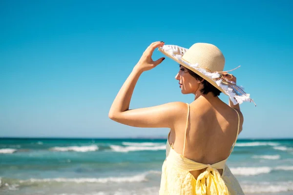 Portrait Woman Straw Hat Beach Sea View Background — Stock Photo, Image