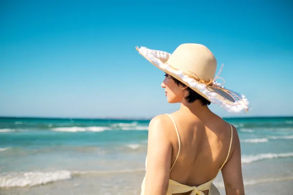Portrait Woman Straw Hat Beach Sea View Background — Stock Photo, Image
