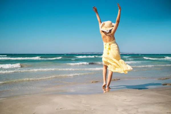 Woman Straw Hat Yellow Dress Beach Arms Streched — Stock Photo, Image