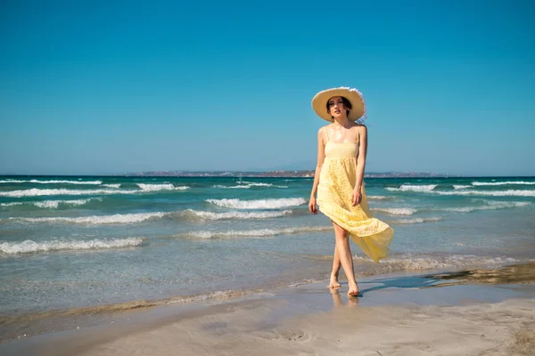 Portrait Woman Straw Hat Beach Sea View Background — Stock Photo, Image