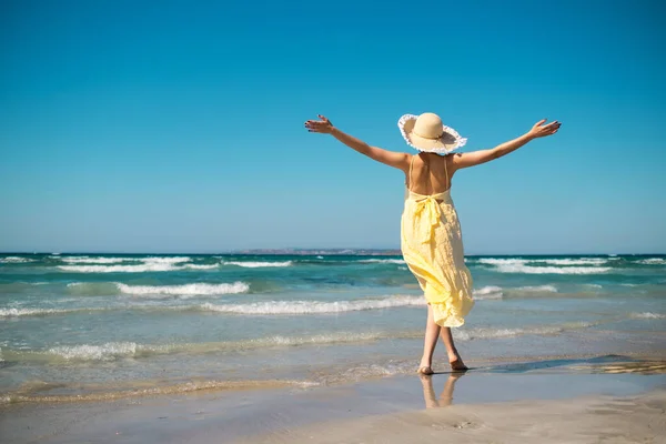 Woman Straw Hat Yellow Dress Beach Arms Streched — Stock Photo, Image