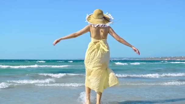 Footage Turkish Woman Straw Hat Yellow Dress Enjoying Beach — Stock Video