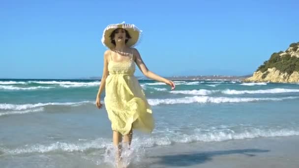 Filmación Una Turca Con Sombrero Paja Vestido Amarillo Disfrutando Playa — Vídeos de Stock