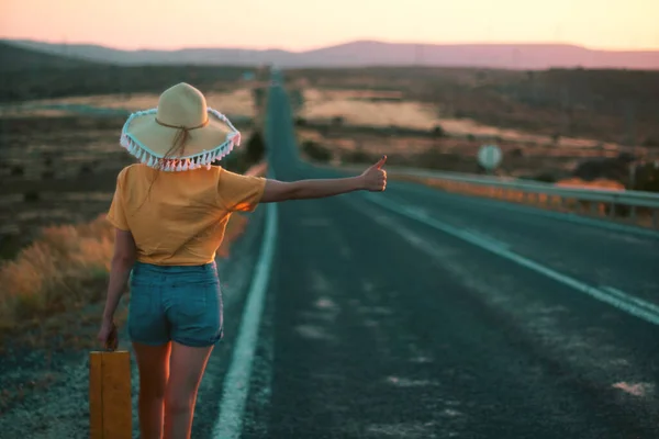 Età Anni Una Donna Con Cappello Paglia Camicia Gialla Pantaloncini — Foto Stock