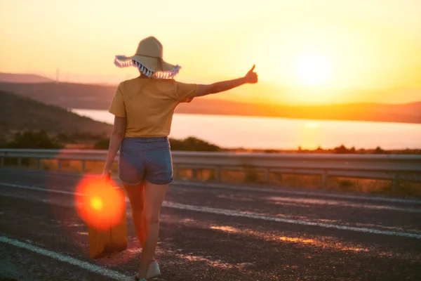 Età Anni Una Donna Con Cappello Paglia Camicia Gialla Pantaloncini — Foto Stock