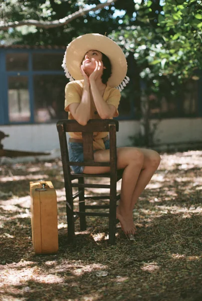 Donna Campagna Siede Una Sedia Legno Con Cappello Paglia Camicia — Foto Stock