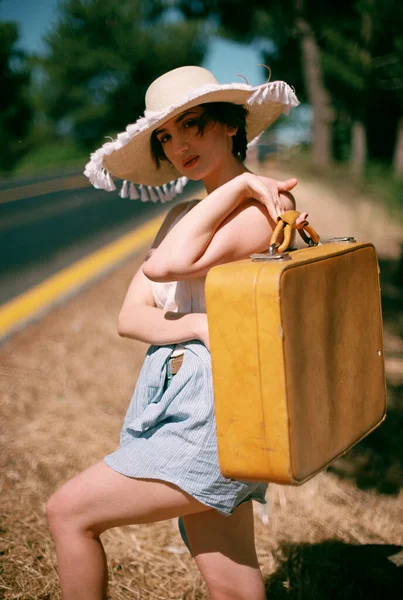 20S Age One Woman Straw Hat Hitchhiking Country Roadside Shot — Stock Photo, Image