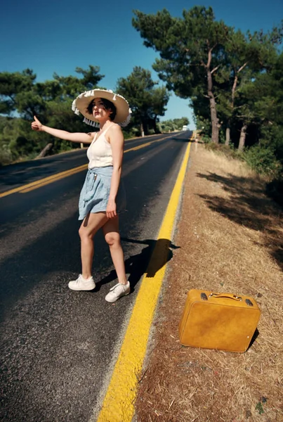 Età Anni Una Donna Con Cappello Paglia Che Autostop Lungo — Foto Stock