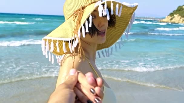 Zeitlupenaufnahme Einer Türkin Mit Strohhut Und Gelbem Kleid Die Strand — Stockvideo