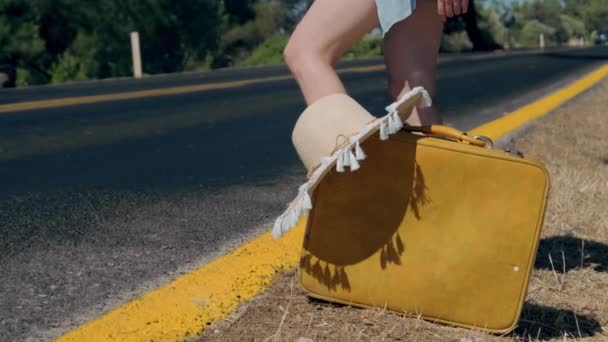 Sarı Bavul Hasır Şapka Yol Kenarında Duran Bir Kadın — Stok video