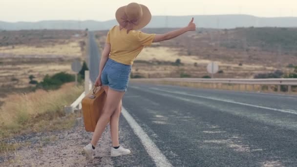 Beeld Van Leeftijd Van Jaar Een Vrouw Met Een Strohoed — Stockvideo