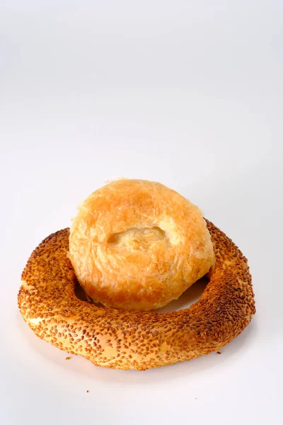 Bolo Turco Boyoz Bagel Turco Juntos Fundo Branco — Fotografia de Stock