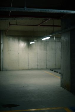 İki floresan ışığı beton duvarlar ve zemin korku filmi arkaplanı gibi..