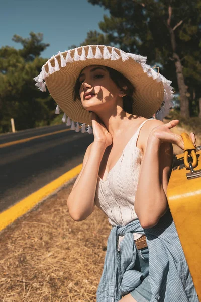 Età Anni Una Donna Con Cappello Paglia Pantaloncini Jeans Maglietta — Foto Stock