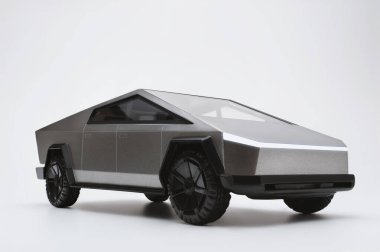 İzmir, Türkiye - 23 Mart 2021: Tesla marka arka planda farları açık siber kamyon pikap.