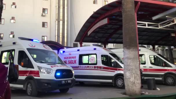 Izmir Turkije Mei 2021 Drie Ambulances Knipperende Blauwe Lichten Parkeergarage — Stockvideo