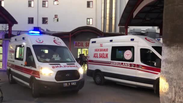 トルコのイズミル 5月10 2021 イズミルTepecik病院の救急車の駐車場での駐車救急車の映像と青いライトの点滅 — ストック動画