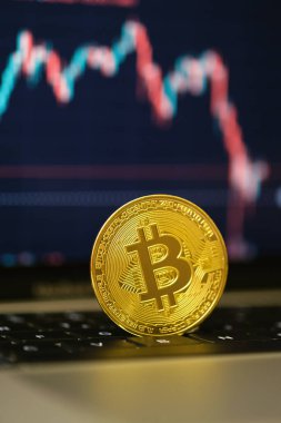 Bilgisayar klavyesindeki Bitcoin sikkenin yakın çekim görüntüsünde arka planda bir şamdan deseni var..
