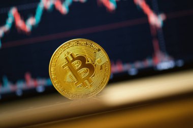 Bilgisayar klavyesindeki Bitcoin sikkenin yakın çekim görüntüsünde arka planda bir şamdan deseni var..