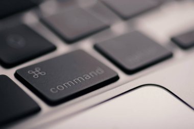 İzmir, Türkiye - 29 Mayıs 2021: Bir elma markası macbook 'un Komuta düğmesinin yakın plan çekimi.