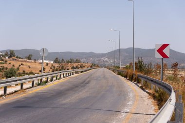 Gün ışığında araçsız Dar Ülke Yolu.