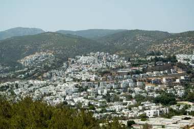 Mugla, Türkiye - 1 Ağustos 2021. Bodrum Mugla Türkiye 'de beyaz renkli evler.