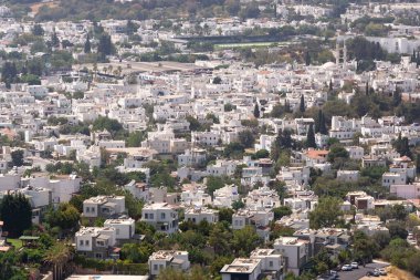 Mugla, Türkiye - 1 Ağustos 2021. Bodrum Mugla Türkiye 'de beyaz renkli evler.