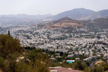 Mugla, Türkiye - 1 Ağustos 2021. Bodrum Mugla Türkiye 'de beyaz renkli evler.